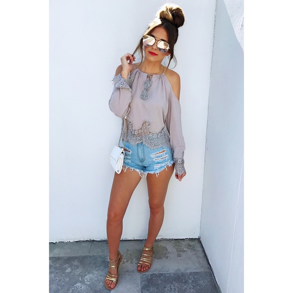 Cold shoulder top with lace - Picture 1 of 4